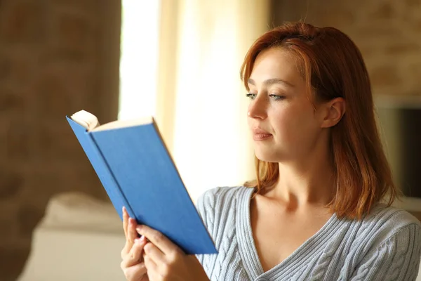 Geconcentreerde Vrouw Leest Een Papieren Boek Woonkamer Thuis — Stockfoto