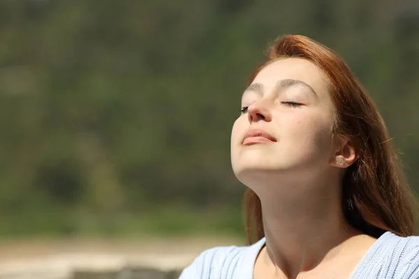 Γυναίκα Χαλαρωτική Αναπνοή Φρέσκο Αέρα Μια Ηλιόλουστη Μέρα Στη Φύση — Φωτογραφία Αρχείου