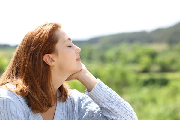 Porträt Einer Frau Die Mit Geschlossenen Augen Der Natur Ruht — Stockfoto