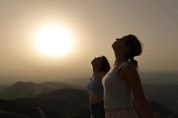 两名女子在日落时分呼吸新鲜空气的侧景肖像 — 图库照片