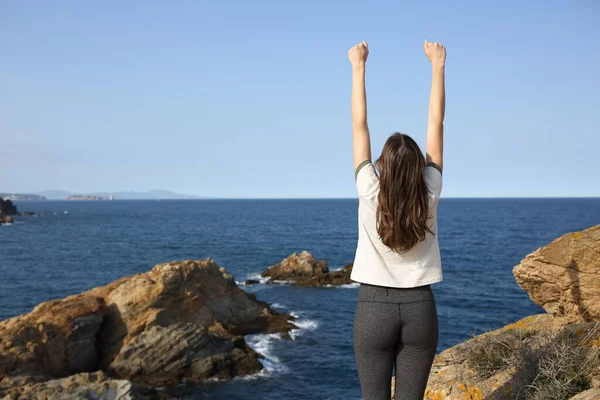 Back View Excited Woman Raising Arms Coast Summer Vacation — Stock Photo, Image