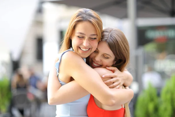 Amigos Felizes Abraçando Rindo Rua Verão — Fotografia de Stock