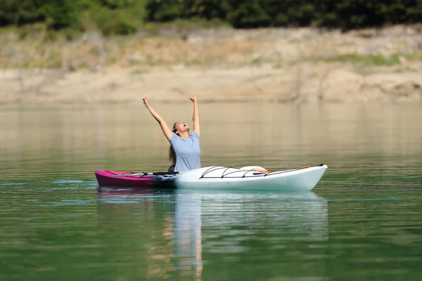 Happy Woman Kayak Raising Arms Celebrating Vacation Lake Mountain — Stock Photo, Image