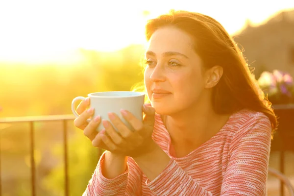 Tevreden Vrouw Overweegt Uitzicht Met Koffiemok Bij Zonsondergang Een Balkon — Stockfoto