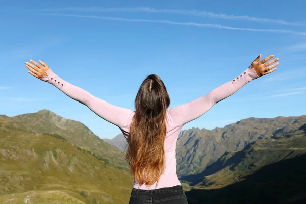 Visão Traseira Mulher Estendendo Braços Celebrando Férias Montanha — Fotografia de Stock