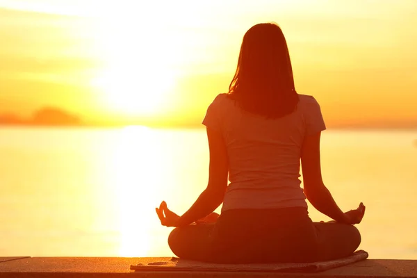 Rückenansicht Ganzkörper Der Frau Silhouette Macht Yoga Bei Sonnenuntergang Strand — Stockfoto