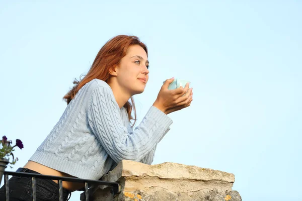 Glücklicher Hausbesitzer Trinkt Kaffee Aus Tasse Mit Blick Auf Balkon — Stockfoto