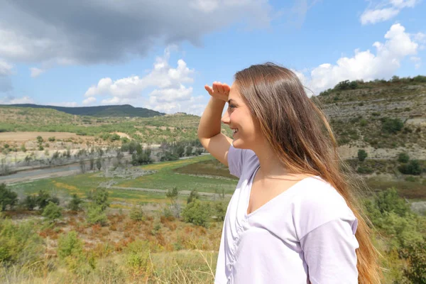 Mutlu Kadın Elini Dağa Uzatıp Güneşten Koruyor — Stok fotoğraf