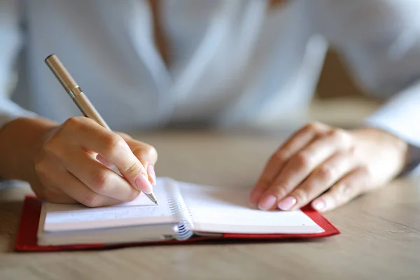 Gros Plan Une Femme Mains Écriture Sur Papier Agenda — Photo