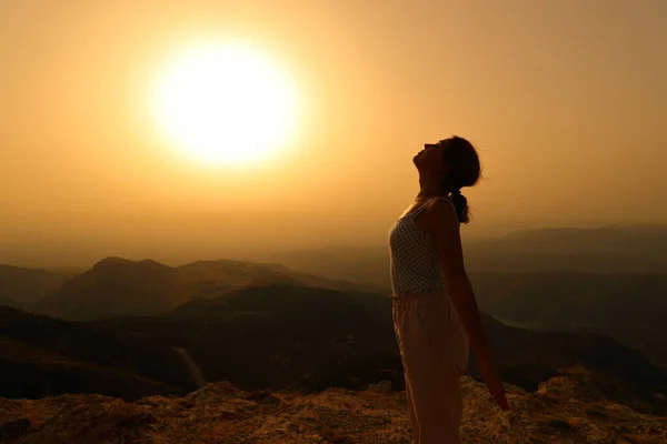 Gün Batımında Dağda Temiz Hava Soluyan Bir Kadın Silueti Profili — Stok fotoğraf