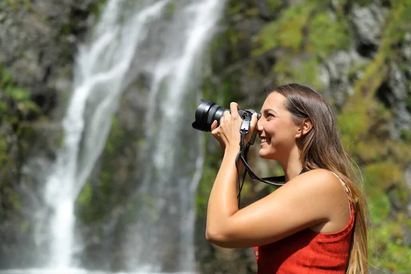 Doğada Aynasız Kamerayla Fotoğraf Çeken Mutlu Bir Kadının Yan Görüntüsü — Stok fotoğraf