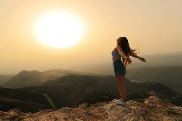 Щаслива Жінка Святкує Успіх Дихання Кричить Розтягування Рук Заході Сонця — стокове фото