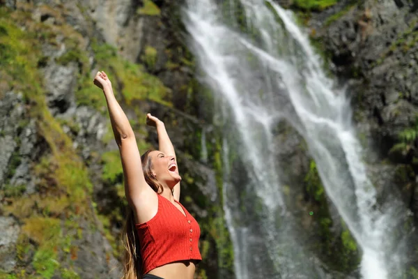 Mulher Excitada Braços Erguidos Vermelhos Uma Cachoeira Celebrando Férias — Fotografia de Stock