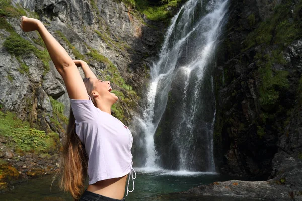 Boční Pohled Portrét Vzrušené Ležérní Ženy Zvedající Paže Vodopádu — Stock fotografie