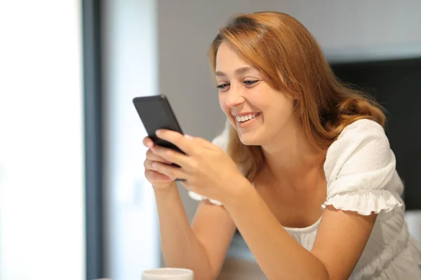 Mujer Feliz Usando Teléfono Inteligente Comprobando Contenido Sonriendo Casa —  Fotos de Stock