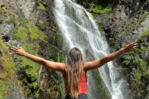 Visão Traseira Uma Única Mulher Estendendo Braços Contemplando Uma Cachoeira — Fotografia de Stock
