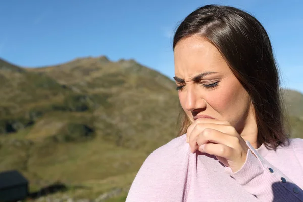 Mujer Asquerosa Oliendo Ropa Apestosa Montaña —  Fotos de Stock