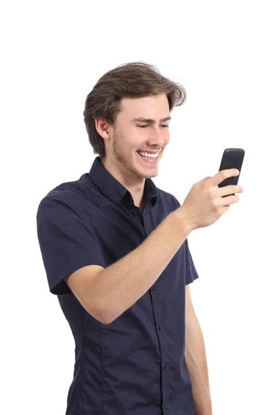 Смешной человек смеется с помощью смартфона — стоковое фото