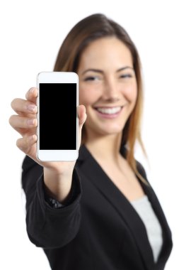 boş akıllı telefon ekranını göstermeyi gülümseyen iş kadını