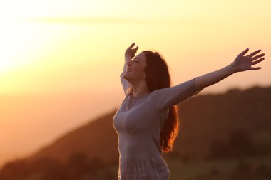 kadın kolları yükselterek günbatımı nefes temiz hava