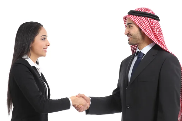 Oldalnézetből egy arab Szaúdi üzletember kézfogás — Stock Fotó