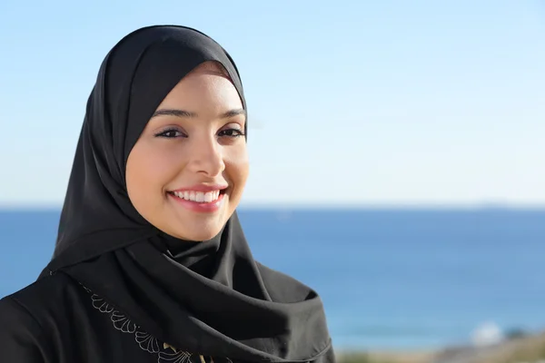 Beautiful arab saudi woman face posing on the beach — Stock Photo, Image