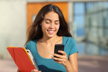 Öğrenci genç kız akıllı telefonu ararken yürüyüş