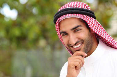 yakışıklı Dubai Suudi erkek portresi