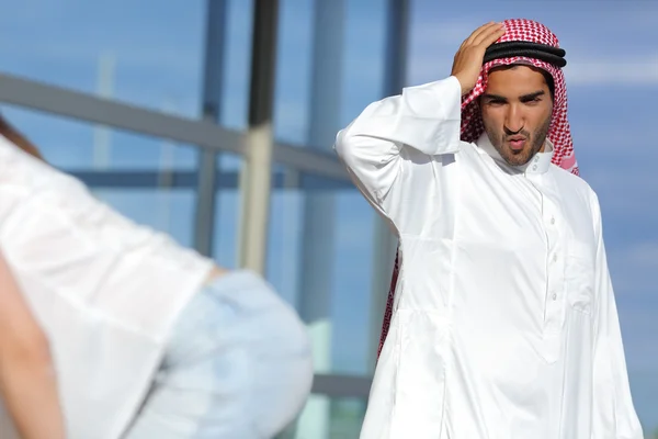 Arabiska man ser förvånade en sexig tjej rumpa på gatan — Stockfoto