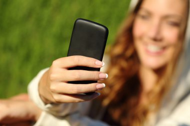 genç kız elini arka yüzü ile akıllı telefon kullanma