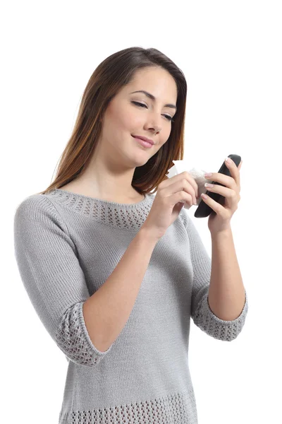 Mujer bonita limpiando la pantalla de su teléfono inteligente — Foto de Stock