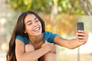 selfie dikey, akıllı telefonunu alarak mutlu teen kız