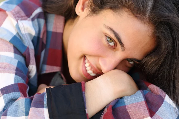 Portret dziewczynki śliczna nastolatka uśmiechając się i patrząc na kamery — Zdjęcie stockowe