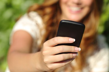 bir akıllı telefon kullanan mutlu kadın eli yakın çekim