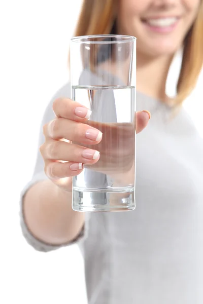 Gelukkige vrouw hand met een verse glas water — Stockfoto