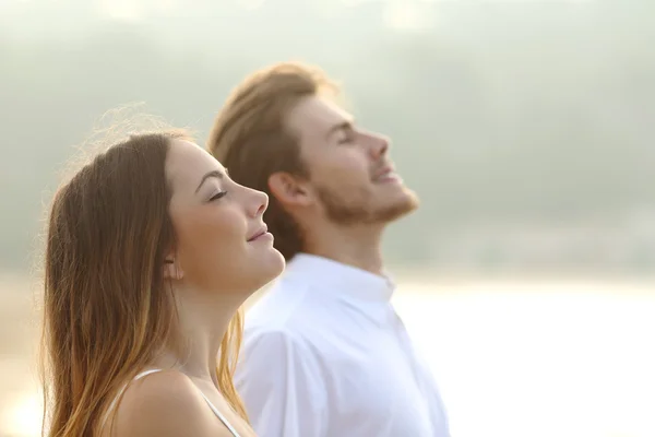 Couple d'homme et de femme respirant l'air frais profond — Photo