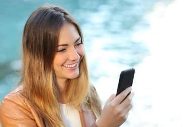 Bir akıllı telefon kullanan casual kadın