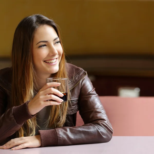 Šťastná zamyšlená žena osvěžující nápoj v restauraci — Stock fotografie