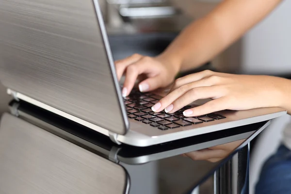 Mulher mãos digitando em um laptop trabalhando em casa — Fotografia de Stock