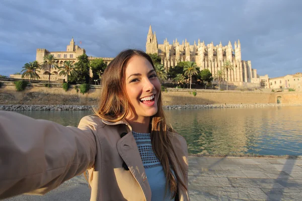 Vrouw fotograferen van een selfie in de kathedraal van Palma de Mallorca — Stockfoto