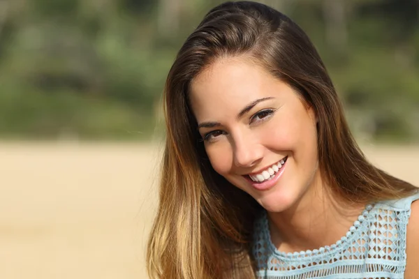 Kvinna med en vita tänder leende — Stockfoto