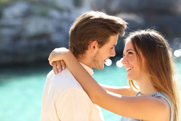 Paar in vakanties op zoek elkaar klaar om te kussen — Stockfoto