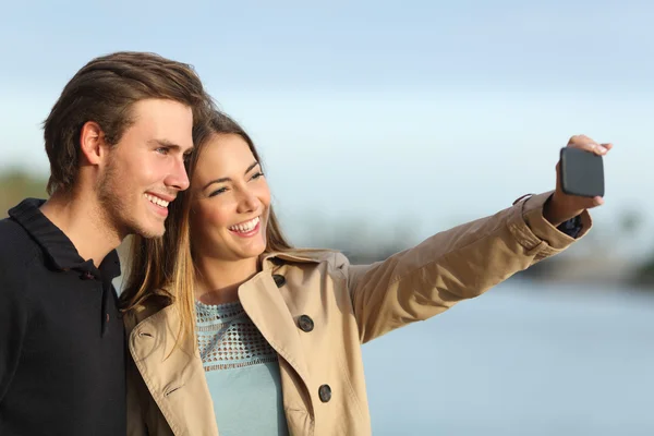 Gelukkige paar fotograferen een selfie met de slimme telefoon — Stockfoto
