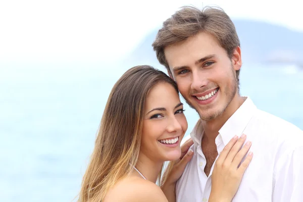 Pareja feliz con una sonrisa blanca mirando a la cámara —  Fotos de Stock