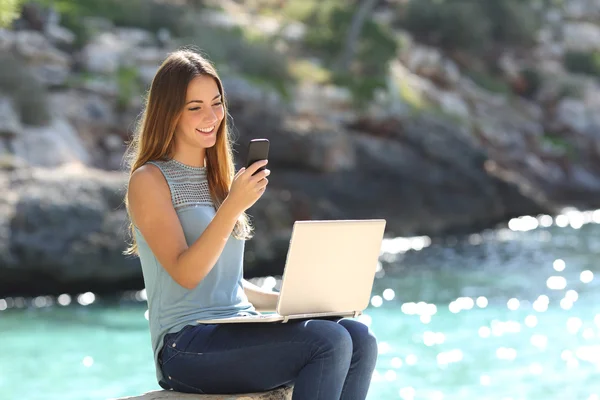 Imprenditrice donna che lavora con un telefono e un computer portatile — Foto Stock