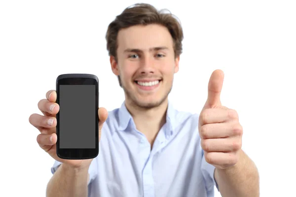 Joven mostrando una pantalla de teléfono inteligente en blanco con pulgares hacia arriba — Foto de Stock