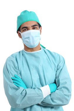 Cerrah doktor katlanmış silah ile ayakta poz