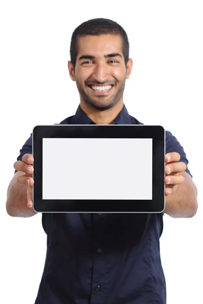 アラブの男が空の水平方向のタブレットの画面でアプリを表示 — ストック写真