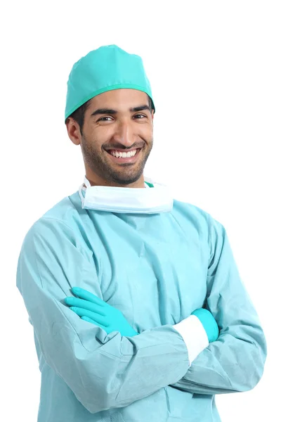 Emiraty chirurg lekarz mężczyzna pozowanie stojący z założonymi rękami — Zdjęcie stockowe