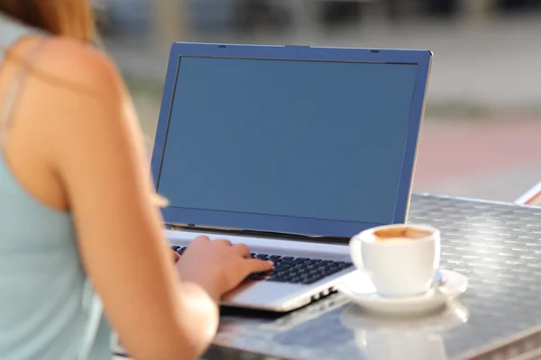 Girl typing on a laptop and showing screen — Stock Photo, Image